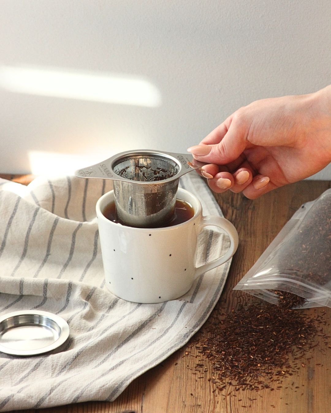 Stainless steel tea infuser with a lid